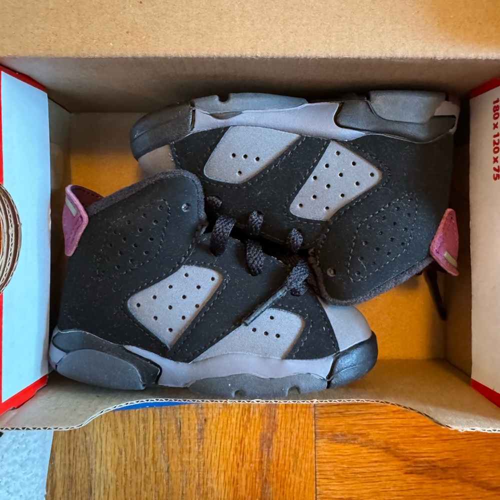 Toddler size 4c Jordan retro 6 like new